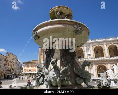 Piazza della Madonna, città di pilotaggio di Loreto, le Marche, Italia, Europa Foto Stock