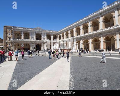 Piazza della Madonna, città di pilotaggio di Loreto, le Marche, Italia, Europa Foto Stock