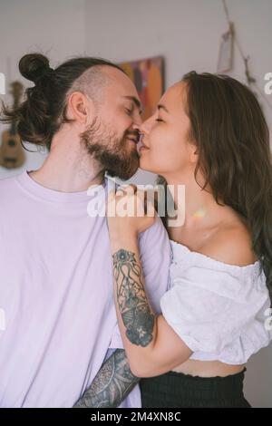 Coppia romantica hipster baciarsi a vicenda Foto Stock