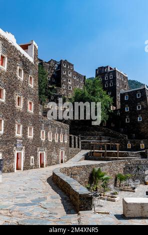 Edifici storici nel villaggio Rijal Almaa sulle montagne ASiR Foto Stock