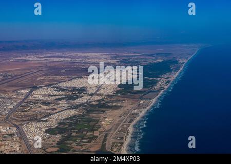 Oman, Governatorato di Dhofar, Salalah, veduta aerea della città desertica e della costa del Golfo Persico Foto Stock