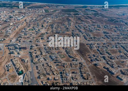 Oman, Governatorato di Dhofar, Salalah, veduta aerea della città desertica Foto Stock