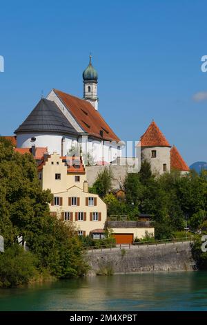 Germania, Baviera, Fussen, St Stephan chiesa sulla riva del fiume Lech Foto Stock