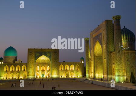 Sera, Tilla-Kari e Sherdor madrassahs (da sinistra a destra), Registan Square, Samarcanda, Uzbekistan Foto Stock