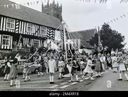 Bambini che ballano intorno al villaggio di Maypole al villaggio di Claverley, Queens Silver Jubilee Celebrations 1977 Foto Stock