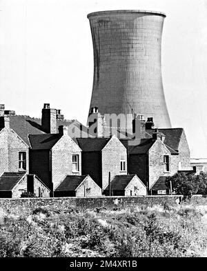 Una torre di raffreddamento unica che torreggia sopra le case terrazzate in Gordon Street, Wolverhampton 1964 Foto Stock