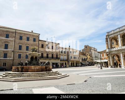 Piazza della Madonna, città di pellegrinaggio di Loreto, le Marche, Italia, Europa Foto Stock