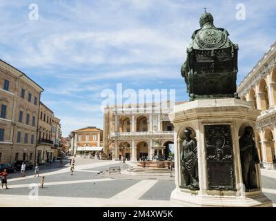 Statua di Papa Pio VI, Piazza della Madonna, città di pellegrinaggio di Loreto, le Marche, Italia, Europa Foto Stock