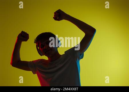 Giovane uomo ascoltare musica con le cuffie Foto Stock