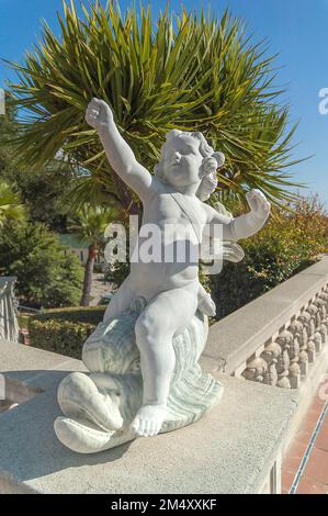 14 novembre 2011, San Simeon, CA, USA: Una scultura di Cupido al Castello di Hearst a San Simeon, CA. Foto Stock