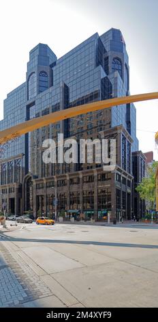 US Bank Centre, ex Renaissance Center, in Euclid Avenue e East 14th Street. Il granito nero e il vetro sono un netto contrasto con i punti di riferimento vicini. Foto Stock