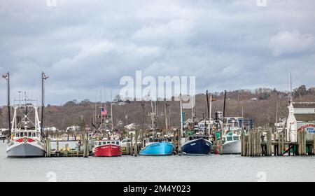 Una linea di barche da pesca commerciali al molo di Gosman a Montauk, NY Foto Stock