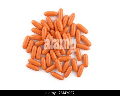 Capsule arancioni ovali su sfondo bianco. Capsule in guscio di gelatina Q10 vista dall'alto. Integratore alimentare per l'attività cerebrale. capsule ovali con vitamine. Foto Stock