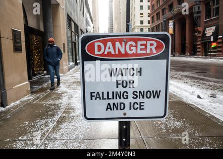 Chicago, Stati Uniti. 23 dicembre 2022. Chicago Weather : Un segno di avvertimento di caduta di ghiaccio il secondo giorno della tempesta invernale a Chicago, dove le temperature sono attualmente -20C. Quello che è stato definito un “ciclone a bomba”, che garantisce un Natale bianco per molti, sta colpendo grandi parti del paese con temperature gelide. Credit: Stephen Chung / Alamy Live News Foto Stock