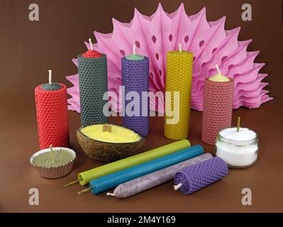 Candele di cera fatte a mano su sfondo marrone. Un set di cera naturale Color con la trama di candele di api a nido d'ape. Candele fatte a mano, decorative e sane. Foto Stock