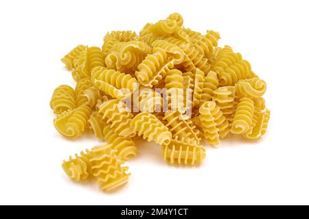 Pasta a spirale su sfondo bianco. Primi piatti asciutti e ricci. Pasta fatta di grano duro vista dall'alto. Sfondo giallo macaroni non bolliti. italia non cagata Foto Stock