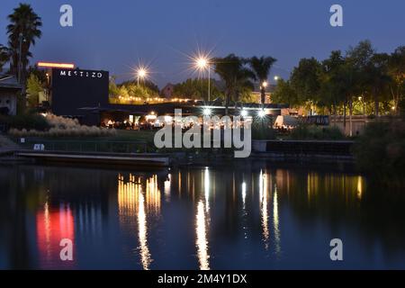 Ristorante esterno Mestizo di notte visto da Laguna Parque Bicentenario, comune di Vitacura, Santiago, Cile Foto Stock