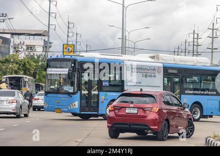 SAMUT PRAKAN, THAILANDIA, MAGGIO 21 2022, traffico all'incrocio a U Turn Foto Stock