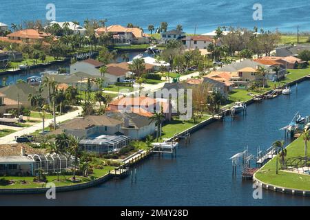 Tetti della casa danneggiati dopo l'uragano Ian nella zona residenziale costiera della Florida. Conseguenze di disastro naturale. Foto Stock