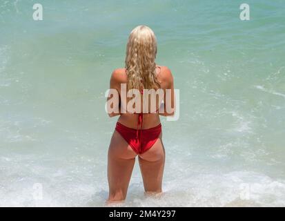 Donna bionda non identificata in bikini rossi, Maui, Hawaii, USA Foto Stock