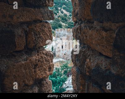 Vista da una vecchia scappatoia medievale sulla torre. Foto Stock