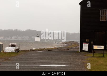 23 dicembre 2022. Salem, ma. Alluvioni oceaniche al Salem Maritime National Historic Site durante la tempesta durante l'alta marea. © 2022 Marilyn Humphries Foto Stock