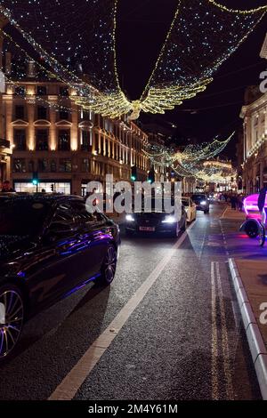 Spirits of Christmas aka Angels sospeso sopra Regent Street come parte della mostra delle luci di Natale. Londra Foto Stock