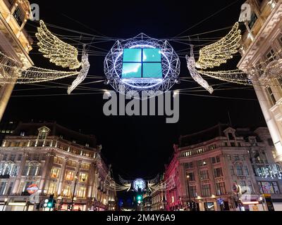 Spirits of Christmas aka Angels sospeso sopra Regent Street come parte della mostra delle luci di Natale. Londra Foto Stock