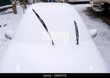 Auto coperta di neve, parabrezza nella neve, tergicristalli in alto Foto Stock
