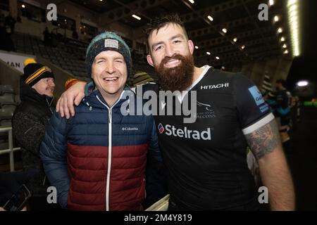 Newcastle, Regno Unito. 17th Dec, 2022. Gary Graham di Newcastle Falcons è raffigurato con un sostenitore dopo la partita Gallagher Premiership tra Newcastle Falcons e sale Sharks a Kingston Park, Newcastle, venerdì 23rd dicembre 2022. (Credit: Chris Lishman | MI New) Credit: MI News & Sport /Alamy Live News Foto Stock