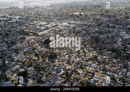 Vista aerea dell'area nord-orientale della San Fernando Valley di Los Angeles, California. Foto Stock