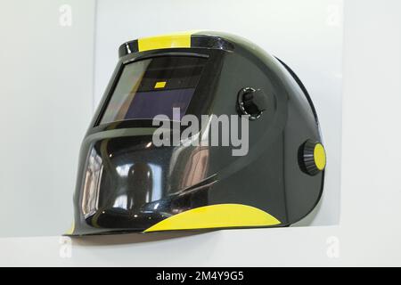 Casco di protezione dal design moderno, per saldatura. Foto Stock