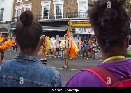 Uno scatto di una strada dove la gente sta assistendo a Notting Hill Carnival 2022 Foto Stock