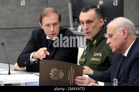 Tula, Russia. 23rd Dec, 2022. Il ministro russo dell'industria e del Commercio Denis Manturov, a sinistra, ha chiacchierato con il vice ministro della Difesa Alexei Krivoruchko, al centro, E il primo Vice Presidente Vasily Tonkoshkurov, a destra, prima dell'inizio di un incontro con dirigenti delle industrie della Difesa presiedute dal Presidente Vladimir Putin al Centro regionale di situazione, il 23 dicembre 2022 a Tula, in Russia. Credit: Ufficio stampa presidenziale russo/piscina del Cremlino/Alamy Live News Foto Stock