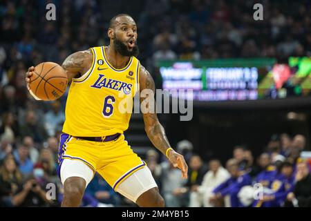 Sacramento, California, Stati Uniti. 21st Dec, 2022. Los Angeles Lakers Forward LeBron James (6) guarda passare al compagno di squadra durante una partita al Golden 1 Center di Sacramento, mercoledì 21 dicembre 2022. (Credit Image: © Paul Kitagaki Jr./ZUMA Press Wire) Foto Stock