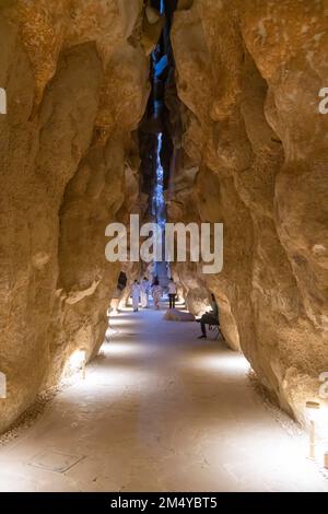 Grotta al Qarah montagna, sito UNESCO al Ahsa Oasis, Hofuf, Regno di Arabia Saudita Foto Stock