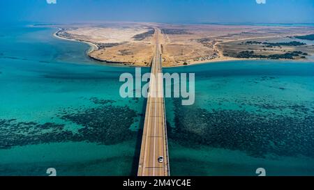 Antenna del ponte che collega le isole Farasan, Regno dell'Arabia Saudita Foto Stock