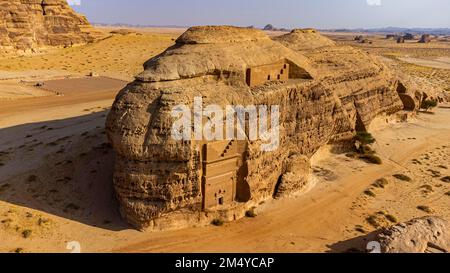 AERIAL of the Rock Tombe, sito UNESCO Maidain Saleh o Hegra, al Ula, Regno dell'Arabia Saudita Foto Stock