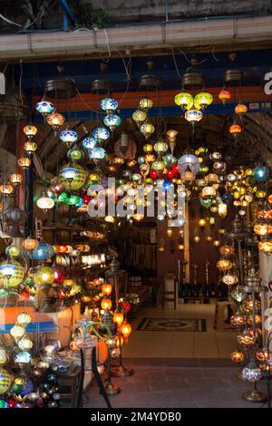 Lampade a mosaico ottomane dal Grand Bazaar di Istanbul Foto Stock