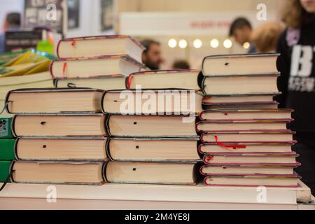 Pila di libri immagazzinati come concetto di istruzione e di affari Foto Stock