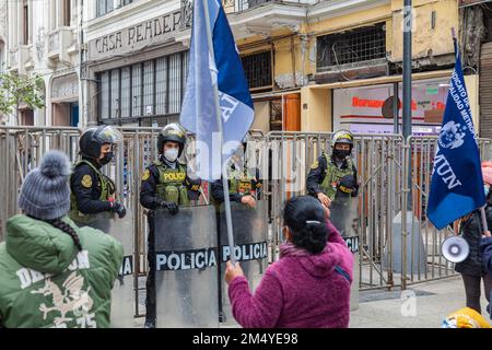 Lima, Perù - 10 settembre 2022: Proteste da parte dei sindacati per migliori condizioni di lavoro contro il comune di Lima. Foto Stock