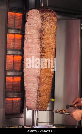 Tradizionale turca Döner Kebab in pole Foto Stock