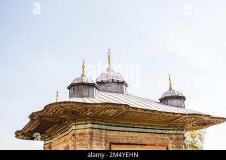 Vista esterna della cupola in architettura ottomana a Istanbul, Turchia Foto Stock