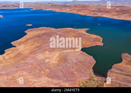 500 metri di vista aerea della Laguna Lagunillas nel distretto di Puno, Perù, un'area faunistica che ospita fenicotteri e altri uccelli. La laguna si trova in un Foto Stock