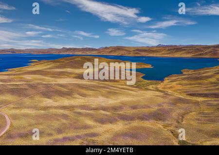 Veduta aerea della Laguna Lagunillas nel distretto di Puno, Perù, un'area faunistica che ospita fenicotteri e altri uccelli. La laguna si trova ad un'altitudine di Foto Stock