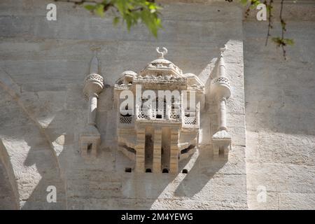 Vecchia casa degli uccelli sul muro ottomano della moschea Foto Stock