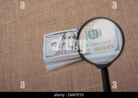 Lente d'ingrandimento sul pacchetto di banconote in dollari USA Foto Stock