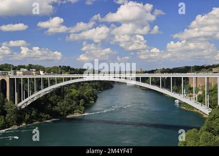 Cascate del Niagara - Rainbow Bridge tra Stati Uniti e Canada Foto Stock