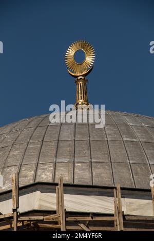 Vista esterna della cupola in architettura ottomana a Istanbul, Turchia Foto Stock