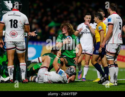 The Sportsgrounds, Galway, Irlanda. 23rd Dec, 2022. United Rugby Championship, Connacht versus Ulster; Cian Prendergast (Connacht) ha il suo tentativo di accreditamento: Action Plus Sports/Alamy Live News Foto Stock